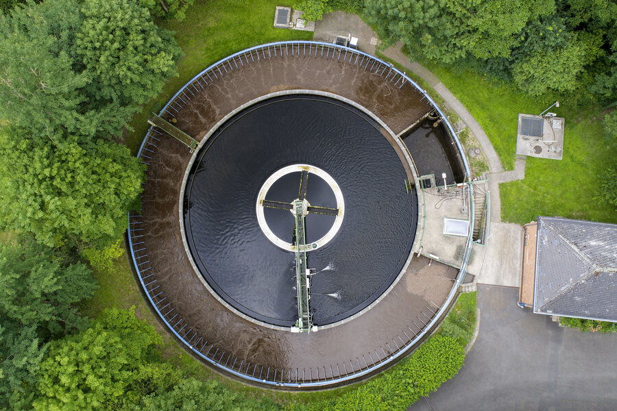 Oczyszczalnia ścieków Sfotografowana z góry pojedyncza oczyszczalnia ścieków
