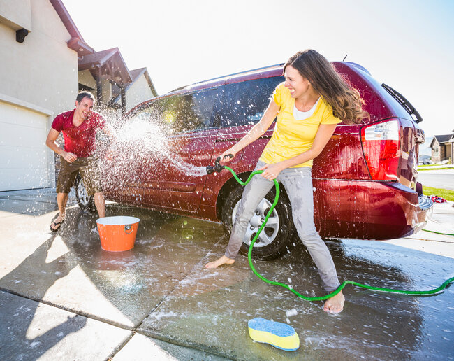 Wspólne mycie auta połączone ze wspólną zabawą